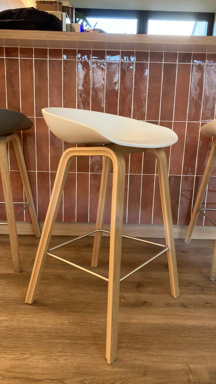 Chaise haute sans accoudoirs avec dossier plein