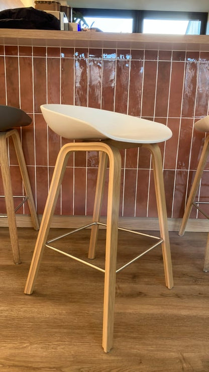 Chaise haute sans accoudoirs avec dossier plein