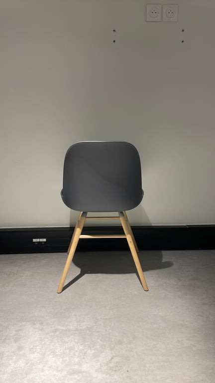 Chaise de cafétéria en plastique et bois