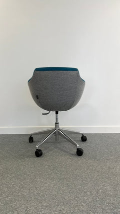 Chaise de réunion en forme de coque avec roulettes et accoudoirs - face