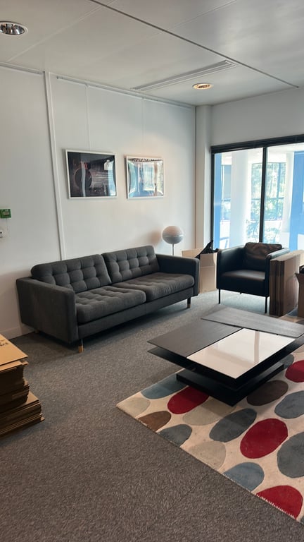 Canapé rectangulaire en tissu gris avec accoudoirs - ambiance