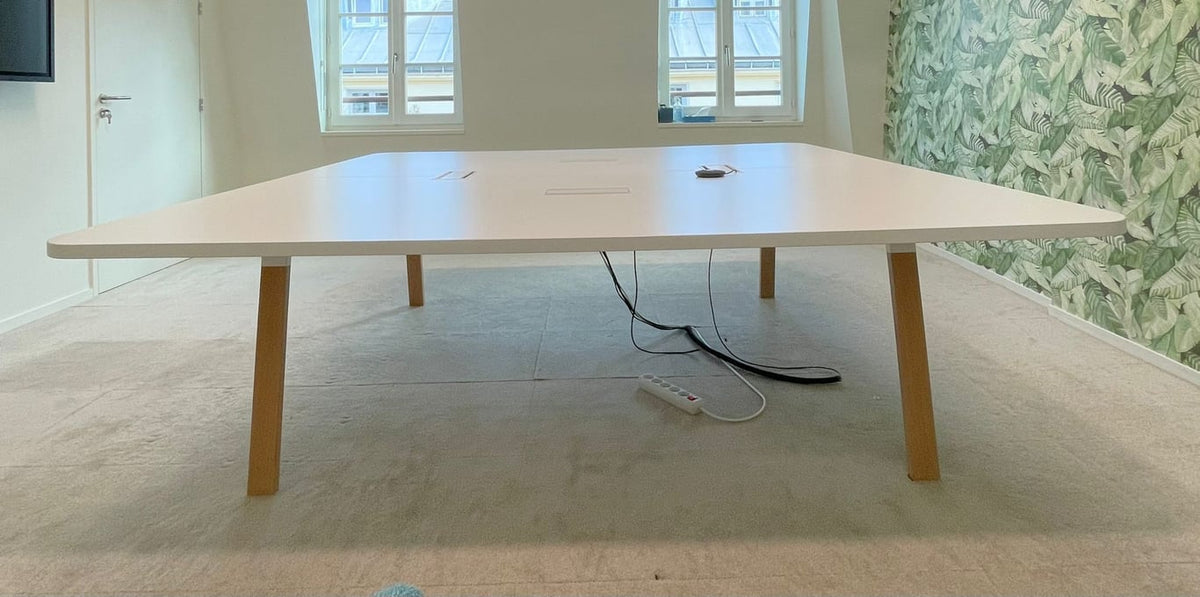 Table de réunion rectangulaire avec goulotte et top access