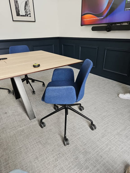 Chaise de réunion avec roulettes et accoudoirs, couleur Smalt