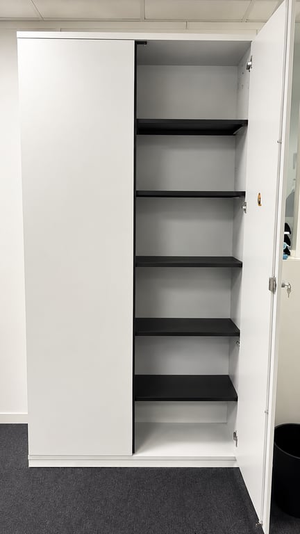 Armoire haute à portes battantes