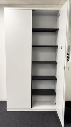 Armoire haute à portes battantes