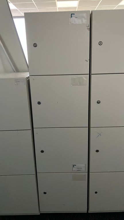 Bloc de 4 - Casier de rangement à portes battantes - face