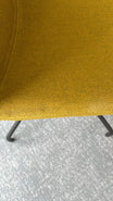 Chaise de réunion en tissu avec piètement droit