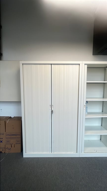 Armoire Haute avec Portes Coulissantes et Fermeture à Clé - portes