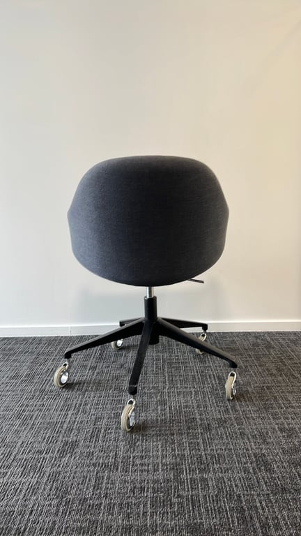 Chaise de réunion avec accoudoirs et roulettes en tissu waikawa gray