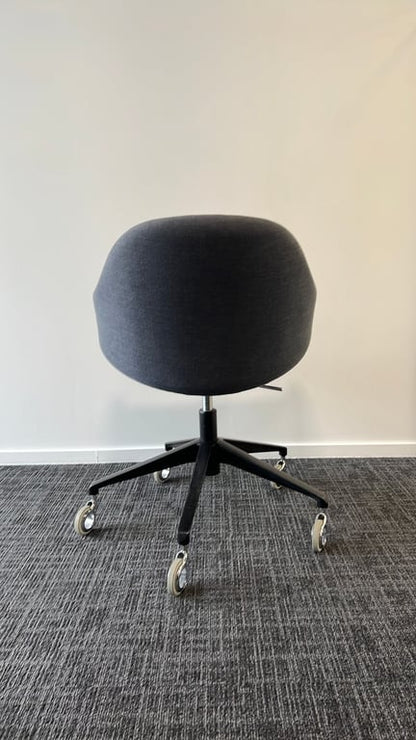 Chaise de réunion avec accoudoirs et roulettes en tissu waikawa gray