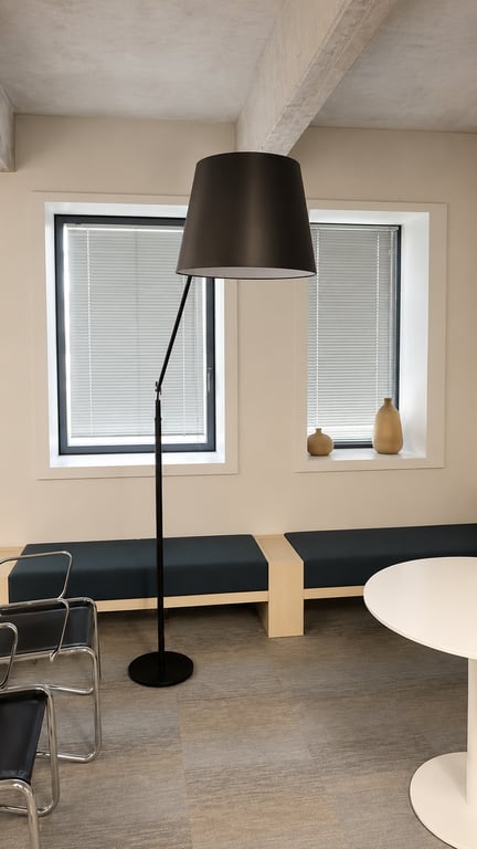 Lampadaire sur pied en métal noir
