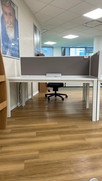 Bureau droit avec cloison intégrée