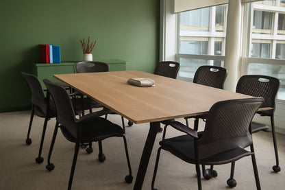 Chaise de réunion en résille avec accoudoirs et roulettes