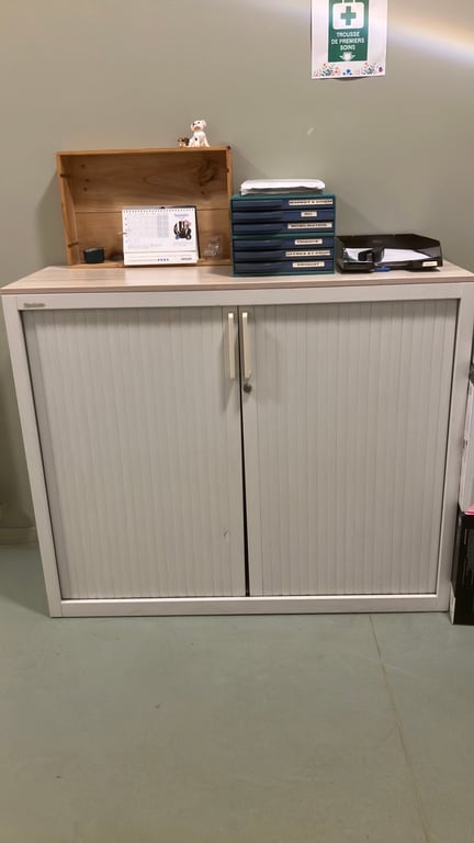 Armoire basse blanche avec portes à rideaux