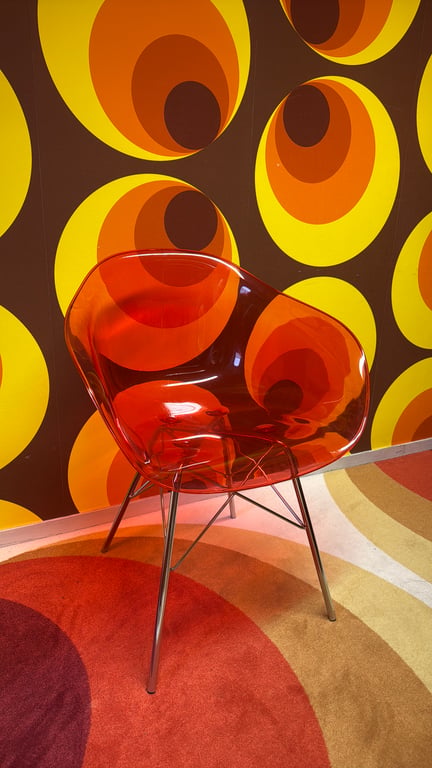Chaise de cafétéria en plastique rouge avec pieds en métal - 3-4