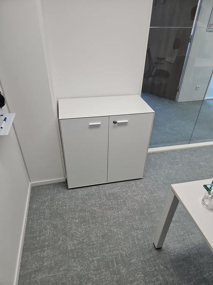 Armoire basse en plastique avec portes battantes
