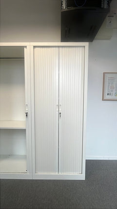 Armoire haute avec portes coulissantes et fermeture à clé - face