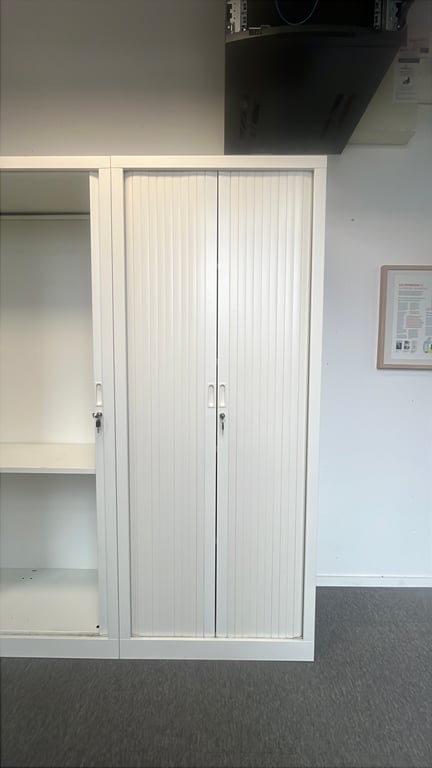 Armoire haute avec portes coulissantes et fermeture à clé - face