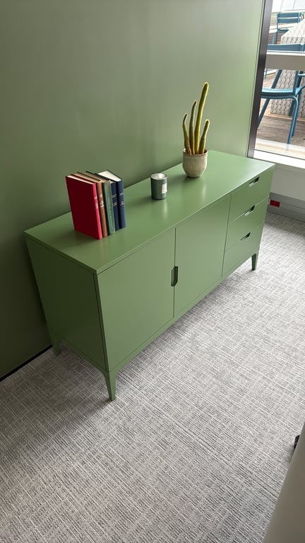 Armoire basse en mélaminé avec portes battantes