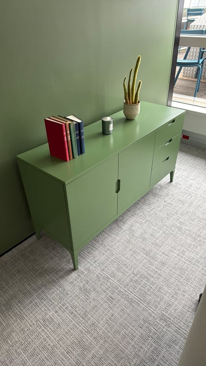 Armoire basse en mélaminé avec portes battantes