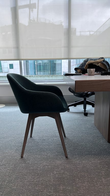 Chaise de réunion avec accoudoirs en tissu Astral