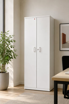 Bibliothèque en bois blanc avec portes battantes