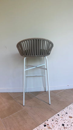 Tabouret haut en forme de coque avec piètement droit, modèle Bloom - arriere