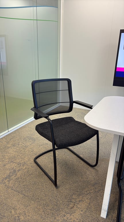 Chaise de réunion avec accoudoirs en tissu et plastique noire
