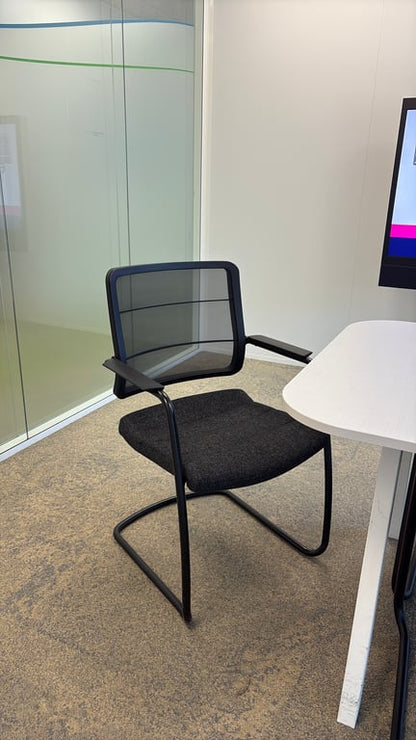 Chaise de réunion avec accoudoirs en tissu et plastique noire
