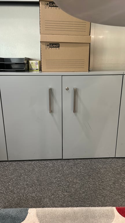 Armoire basse à portes battantes - face