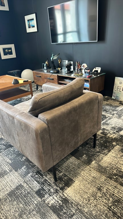 Fauteuil en cuir avec accoudoirs - ambiance