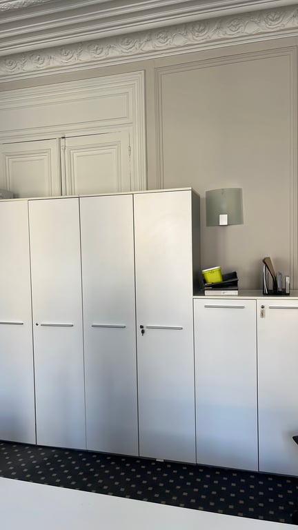 Armoire haute avec portes battantes et fermeture à clé - portes