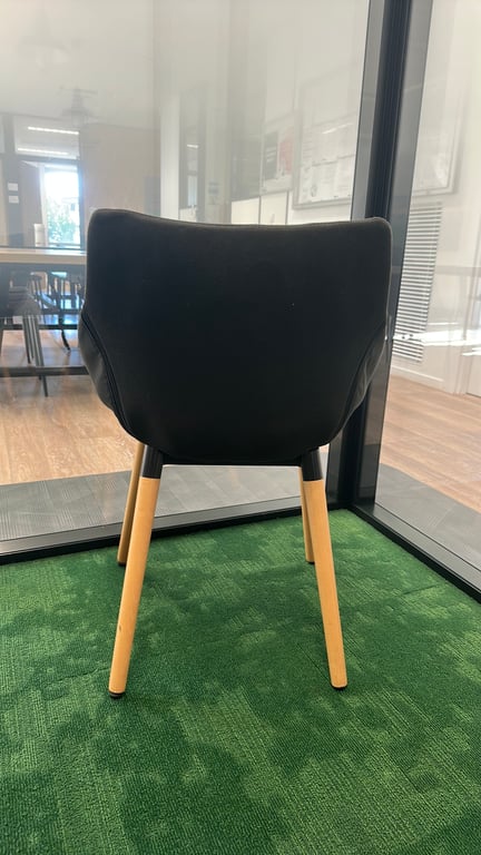 Fauteuil noir en tissu et bois - arriere