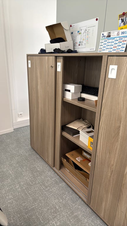 Armoire haute en mélaminé avec portes coulissantes