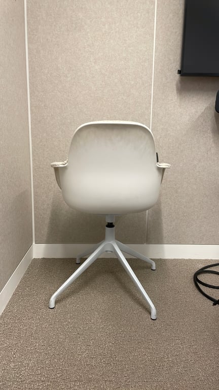 Chaise de réunion Zuiver Albert Kuip Blanche - ambiance