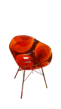 Chaise de cafétéria en plastique rouge avec pieds en métal