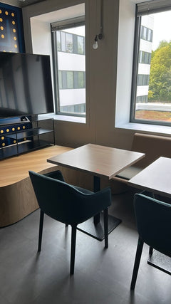 Table de cafétéria 70x70 Chêne clair - ambiance