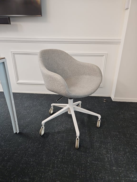 Chaise de réunion avec roulettes et accoudoirs