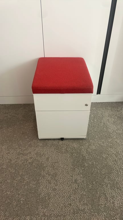 Caisson 2 tiroirs blanc avec assise rouge sur roulettes - ambiance