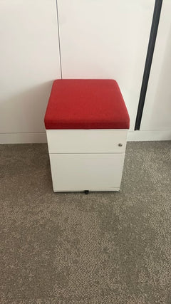 Caisson 2 tiroirs blanc avec assise rouge sur roulettes - ambiance