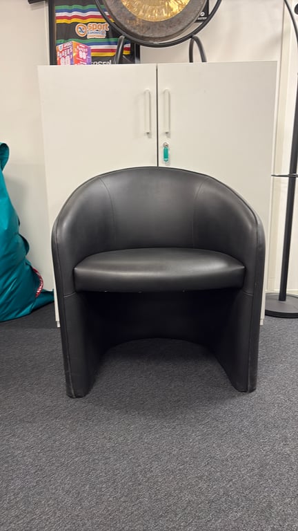 Fauteuil en cuir noir avec accoudoirs - 3-4