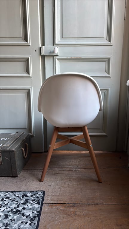 Chaise de réunion en plastique avec pieds en bois - 3-4