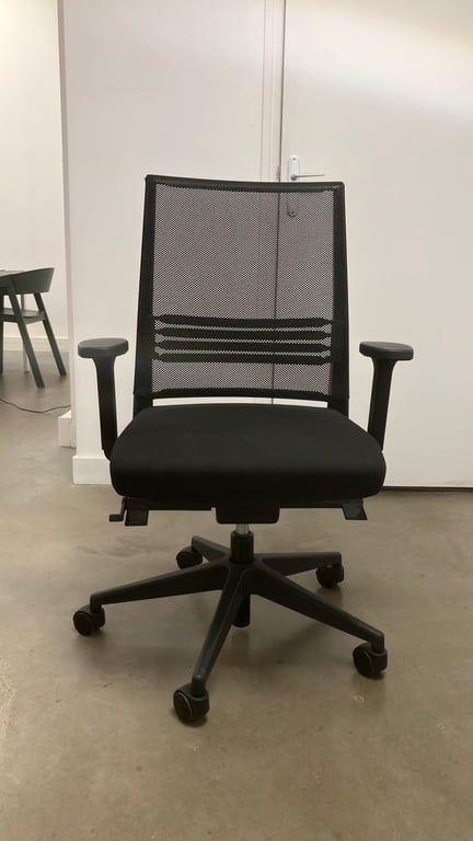 Fauteuil de bureau noir avec roulettes et dossier résille