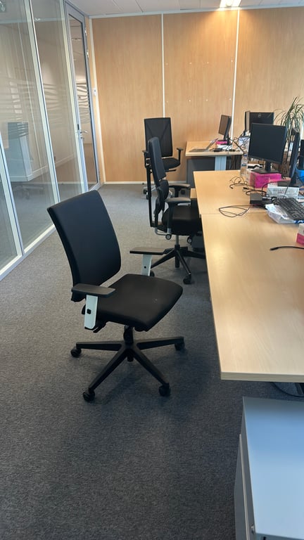 Fauteuil de bureau noir avec accoudoirs réglables - ambiance