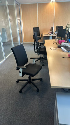 Fauteuil de bureau noir avec accoudoirs réglables - ambiance