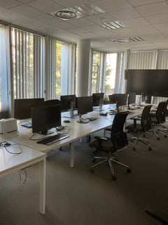 Fauteuil de bureau modèle E8 avec dossier en résille et piètement étoile