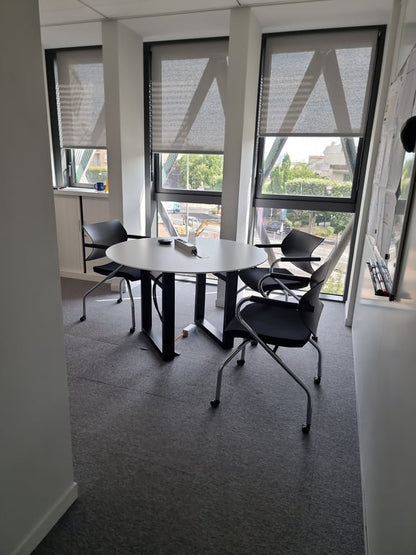 Chaise de réunion avec roulettes et accoudoirs