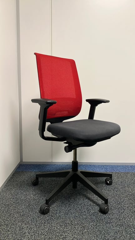 Fauteuil de bureau avec dossier en résille rouge et assise en tissu noir sur piètement en étoile - 3-4