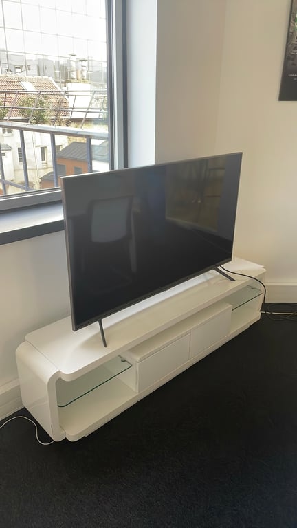 Meuble TV avec étagères en verre - 3-4