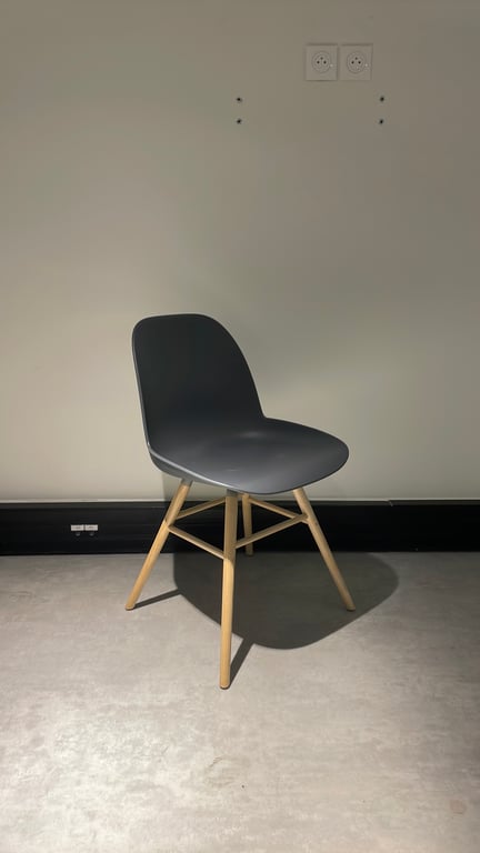 Chaise de cafétéria en plastique et bois